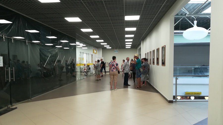 Сотни висагинцев уже с утра выстроились в очередь у дверей «Литовской почты» - В Висагинасе