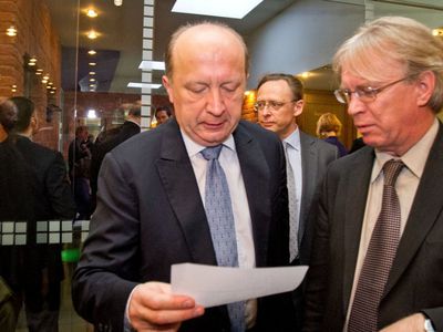 Правительство решило не повышать зарплаты служащим и чиновникам - Литва и страны Балтии