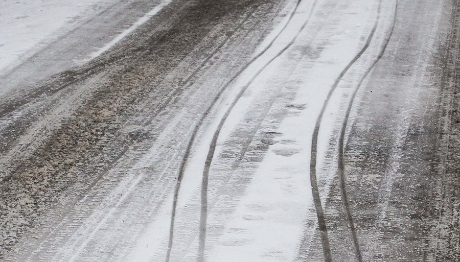 Kelininkai perspėja: eismo sąlygas sunkina plikledis ir šlapdriba - Lietuva ir Baltijos šalys
