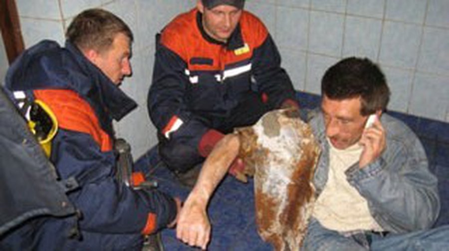 Украинец застрял в унитазе, пытаясь достать деньги: его 3 часа освобождали спасатели - Хобби, отдых и развлечения