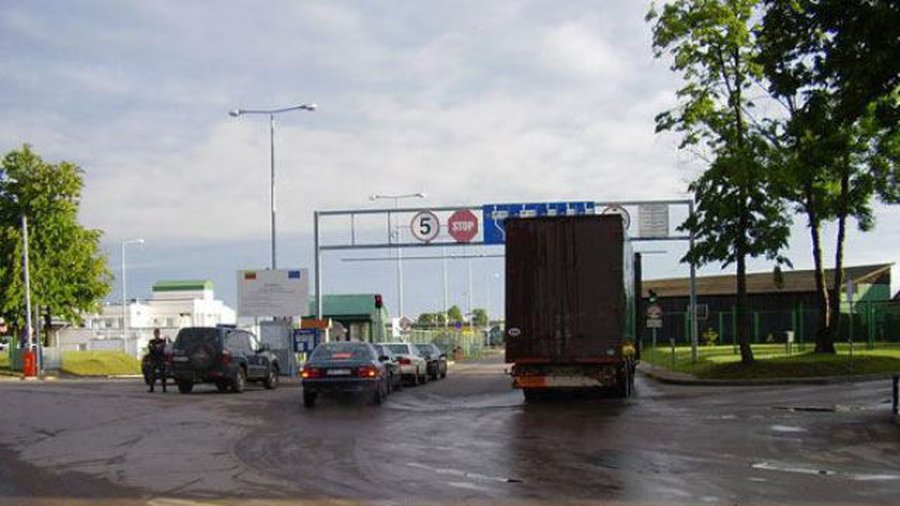 Очереди на границе с Россией не уменьшаются – россияне обыскивают автомобили литовцев - Литва и страны Балтии