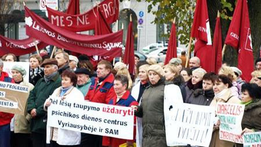 От митингующих учителей правительство Литвы закрылось силами полиции и оградительными лентами: фоторепортаж - Литва и страны Балтии