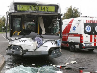 
Autobuso ir sunkvežimio avarijoje nukentėjusiems keleiviams žalą atlygins draudimo bendrovė
 - Įvykiai ir kriminalas