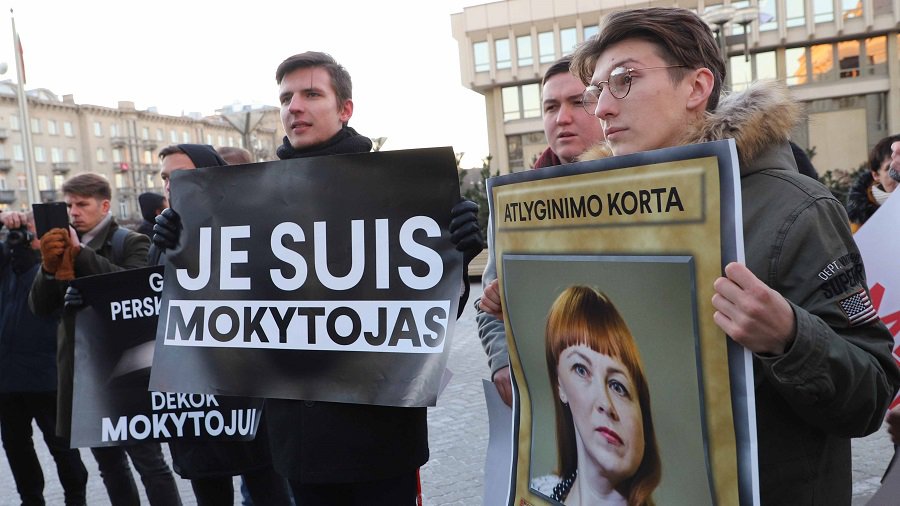 Профсоюзы Литвы провели митинг у Минобразования в поддержку бастующих учителей - Литва и страны Балтии