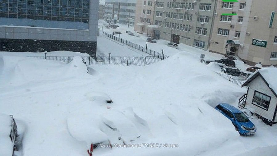На Сахалине штормовым ветром с балкона унесло пенсионерку - В Мире