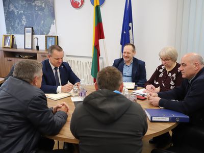 Подрядчик сожалеет о задержке работ по строительству горки, ссылаясь на погоду - В Висагинасе