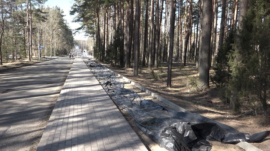 И года не прошло. Завершаются работы по реконструкции тротуара на пр. Тайкос (видео) - В Висагинасе