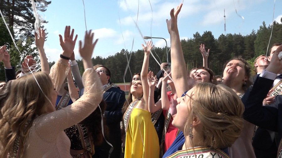 «Когда уйдем со школьного двора под звуки нестареющего вальса…» (видео) - В Висагинасе