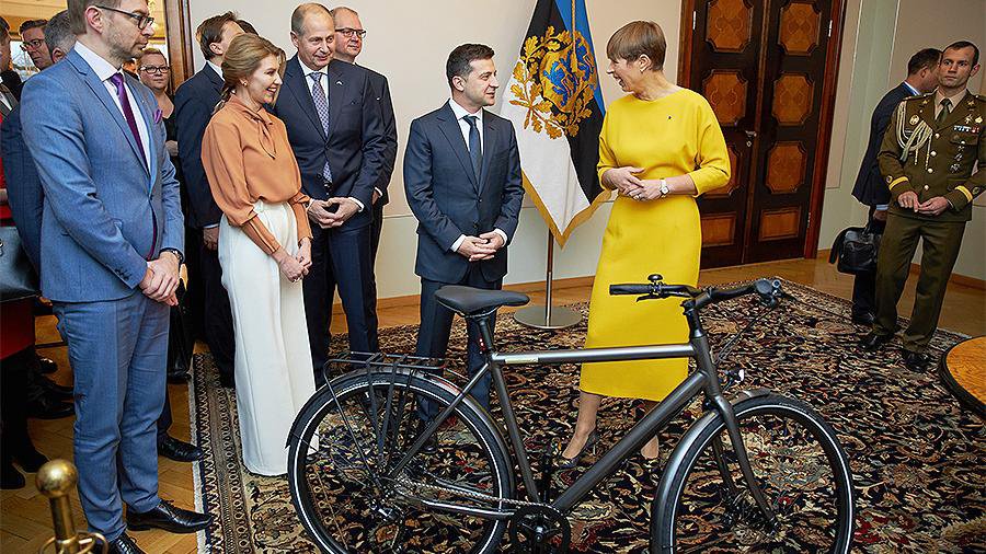 Президент Эстонии подарила Зеленскому именной велосипед - Литва и страны Балтии