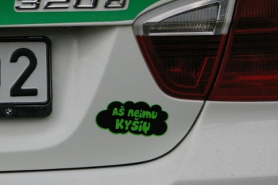 Papirkti policijos pareigūnus nesėkmingai bandė ir vairuotojai, ir keleiviai - Lietuva ir Baltijos šalys
