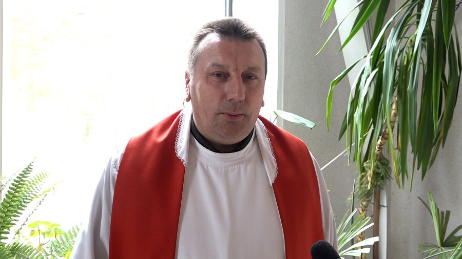 С праздником св. Пасхи! Поздравление ксендза Видмантаса Рудокаса (видео) - В Висагинасе