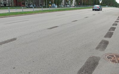 Зачем сдирают разметку с городских дорог? - В Висагинасе